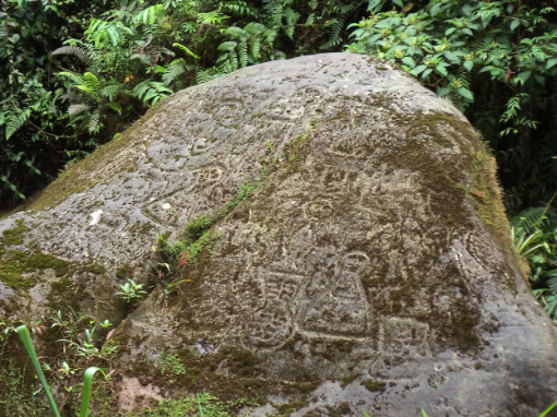 Una roca cubierta de petroglifos