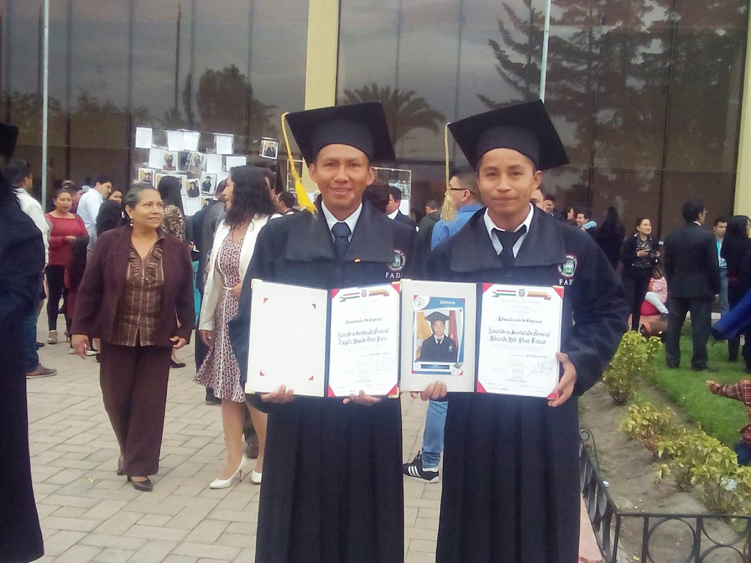 Edwin y un amigo se gradúan en el instituto de Archidona, Ecuador